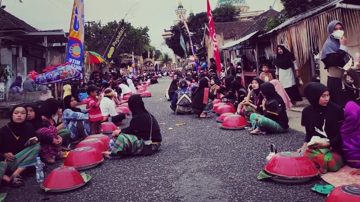 Tradisi Betetulak Bala digelar setiap tahunnya di Desa Pengadangan, Pringgasela, Lombok Timur, NTB. ( Instagram @indriana_mitra_sari)