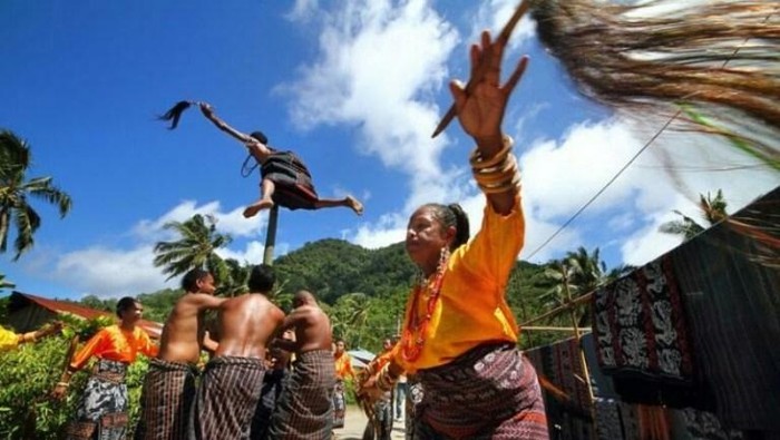 Tua Reta Lou adalah sebuah tari perang khas Sikka, NTT. (budaya-indonesia.org)