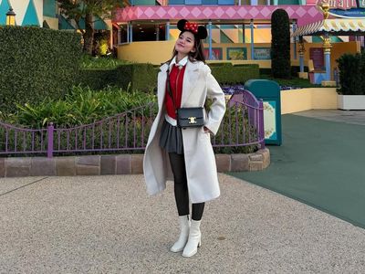Penampilan Ummi Quary di Disneyland Jepang Bikin Netizen Terpana