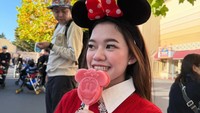Ummi Quary gak lupa jajan saat ke Disneyland Jepang. (Foto: dok Instagram ummi_quary)