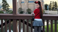 Ummi Quary ke Disneyland Jepang untuk mewujudkan impiannya. Wishilist ke Disneyland dari kecil tercapai. Dulu cuma mimpi bisa kesini. Akhirnya bisa lihat firework yang aku impikan dan Toy Story yang aku suka banget, tulisnya dilihat di Instagram, Senin (1/12/2025). (Foto: dok Instagram ummi_quary)