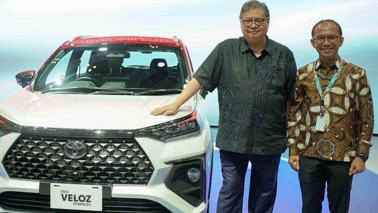 Momen Veloz Hybrid dan bZ4x Lokal Curi Perhatian Menko Airlangga