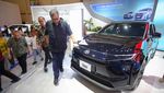 Momen Veloz Hybrid dan bZ4x Lokal Curi Perhatian Menko Airlangga