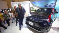 Menteri Koordinator Bidang Perekonomian Airlangga Hartarto (kanan) meninjau New Toyota bZ4X Battery EV saat mengunjungi booth Toyota pada GAIKINDO Jakarta Auto Show (GJAW) 2025 di ICE BSD City, Tangerang, Banten, Sabtu (29/11). Foto: Dok. Toyota