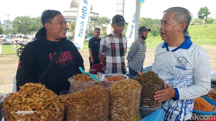 Wakil Bupati Bandung Barat, Asep Ismail (kaos putih) saat sambangi gerai UMKM