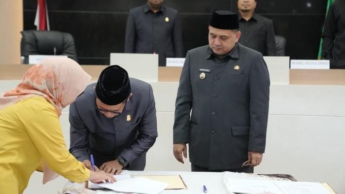 Wali Kota Makassar Munafri Arifuddin bersama Ketua DPRD Makassar Supratman saat pengesahan APBD 2026.