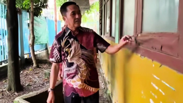 Wali Kota Palembang Ratu Dewa saat meninjau SD rusak di Palembang