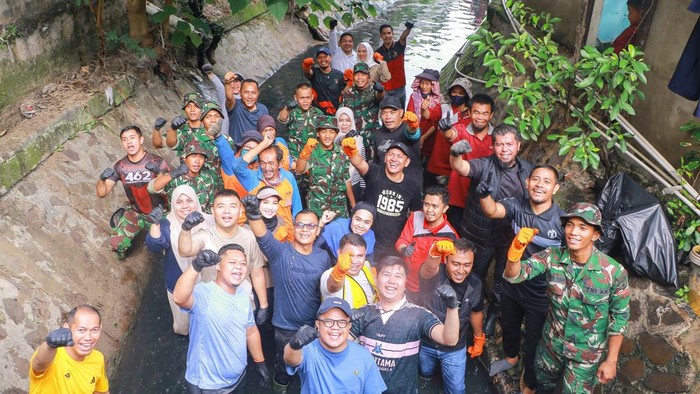 Walkot Pekanbaru Agung Nugroho bersihkan sampah di parit. (Dok Diskominfotik Pekanbaru)