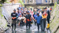 Walkot Agung juga akan menggalakkan gotong royong rutin di lingkungan masing-masing. Gotong royong dilakukan berkala di sejumlah titik untuk membersihkan drainase demi mencegah banjir. (Dok Diskominfotik Pekanbaru)