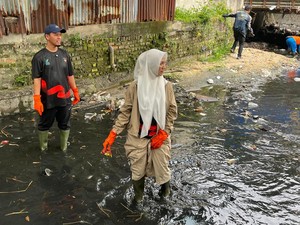 Aksi Lingkungan, Walkot Agung Gandeng Istri-Warga Bersihkan Parit di Pekanbaru