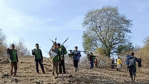 Warga berburu babi hutan menjelang musim tanam di Desa Mbawa, Kecamatan Donggo, Kabupaten Bima, NTB, belum lama ini. (Foto: Dok. Istimewa)