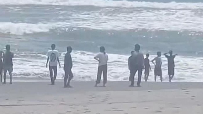 Warga cari wisatawan tenggelam