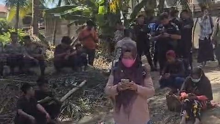 Warga di Kecamatan Kuta Blang, Kabupaten Bireuen Aceh mulai komunikasi dengan keluarga