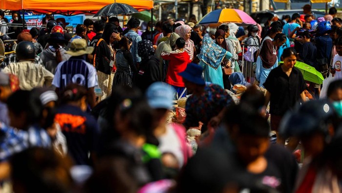 Pasar-pasar di distrik Hat Yai, Provinsi Songkhla, Thailand, kembali dipadati warga pada Minggu (30/11/2025), bukan untuk mencari barang baru, melainkan berburu produk yang rusak akibat banjir bandang mematikan yang melanda kawasan tersebut. Sejumlah warga terlihat menyusuri lorong pertokoan yang masih basah, memilih barang-barang yang jalannya terendam air namun masih dianggap layak pakai. REUTERS/Athit Perawongmetha