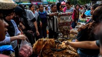 Meski sebagian besar barang telah berubah bentuk dan kehilangan nilai jualnya, warga tetap membelinya dengan harga jauh lebih murah karena kebutuhan mendesak dan kondisi ekonomi yang ikut terpukul akibat bencana. REUTERS/Athit Perawongmetha