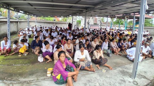 Warga Hindu merayakan Hari Raya Kuningan di Pura Puseh di Dusun Kembang Sari, Kecamatan Plampang, Sumbawa, NTB, Sabtu (29/11/2025). (Foto: Dok. Ni Ketut Sri Astuti)