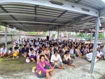 Khidmat Kuningan Warga Hindu Bali di Tanah Sumbawa