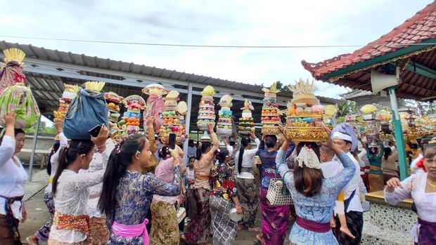 Warga Hindu merayakan Hari Raya Kuningan di Pura Puseh di Dusun Kembang Sari, Kecamatan Plampang, Sumbawa, NTB, Sabtu (29/11/2025). (Foto: Dok. Ni Ketut Sri Astuti) Warga Hindu merayakan Hari Raya Kuningan di Pura Puseh di Dusun Kembang Sari, Kecamatan Plampang, Sumbawa, NTB, Sabtu (29/11/2025). (Foto: Dok. Ni Ketut Sri Astuti)