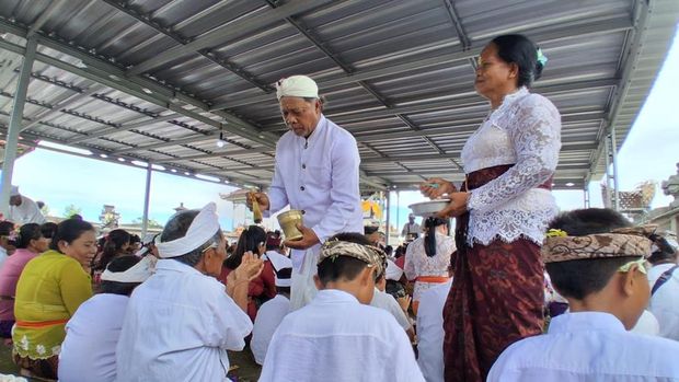 Warga Hindu sembahyang merayakan Hari Raya Galungan di Pura Puseh di Dusun Kembang Sari, Kecamatan Plampang, Sumbawa, NTB, Sabtu (29/11/2025). (Foto: Dok. Ni Ketut Sri Astuti)Warga Hindu sembahyang merayakan Hari Raya Galungan di Pura Puseh di Dusun Kembang Sari, Kecamatan Plampang, Sumbawa, NTB, Sabtu (29/11/2025). (Foto: Dok. Ni Ketut Sri Astuti) Warga Hindu sembahyang merayakan Hari Raya Galungan di Pura Puseh di Dusun Kembang Sari, Kecamatan Plampang, Sumbawa, NTB, Sabtu (29/11/2025). (Foto: Dok. Ni Ketut Sri Astuti)