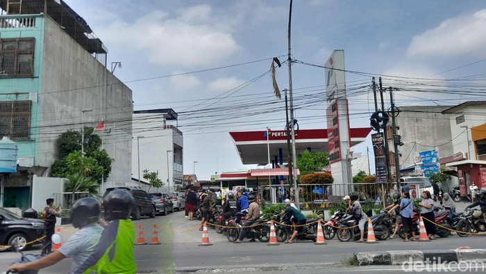 Warga mengantre BBM di SPBU di Jalan Prof HM Yamin, Medan. (Rechtin Hani Ritonga/detikSumut)