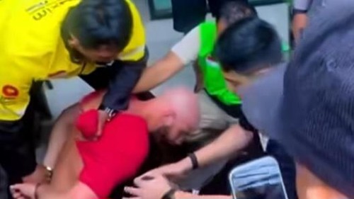 Warga negara (WN) Prancis berinisial SQAA ditangkap polisi di Jalan Pantai Batu Bolong, Kuta Utara, Badung, Bali, Jumat (28/11/2025). (Tangkap layar media sosial)