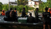 Sementara itu di Kelaniya, anggota tentara Sri Lanka dikerahkan untuk menyalurkan bantuan makanan menggunakan perahu ke permukiman-permukiman yang terisolasi. Bantuan ini menjadi tumpuan warga yang tidak dapat keluar rumah akibat tingginya genangan air. REUTERS/Thilina Kaluthotage