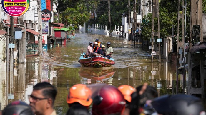 Hujan deras yang mengguyur Sri Lanka sejak Jumat malam menyebabkan sejumlah wilayah di distrik Malwana dan sekitarnya terendam banjir parah. Warga yang tinggal di area rendah terpaksa berkumpul di titik-titik yang masih aman sambil menanti bantuan, sementara aktivitas masyarakat praktis lumpuh total pada Minggu (30/11/2025). REUTERS/Thilina Kaluthotage