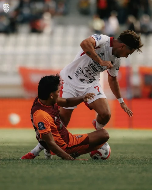 Winger Bali United, Thijmen Goppel (jersey putih), beradu fisik dengan pemain Borneo FC di Stadion Segiri dalam pekan ke-13 Super League, Minggu (30/11/2025). (Foto: Dok. Bali United)