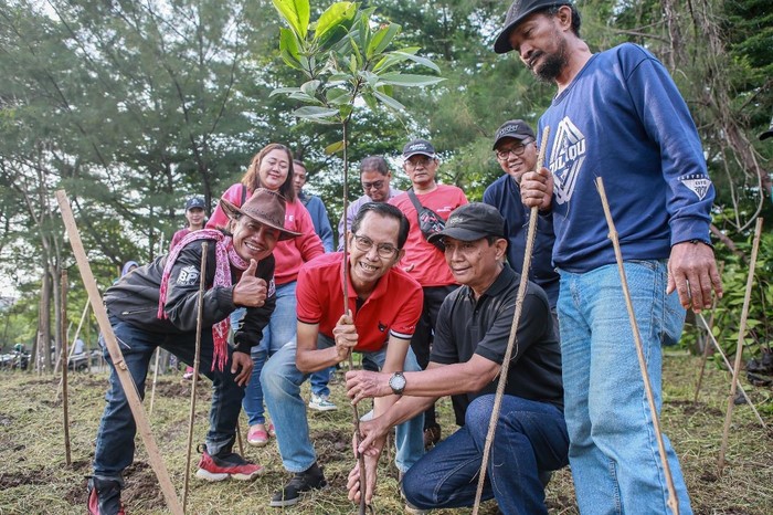 Adi Sutarwijono menanam mangrove