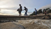Akses jembatan di wilayah itu terputus akibat banjir bandang yang terjadi pada Kamis (27/11). Foto: ANTARA FOTO/Wahdi Septiawan