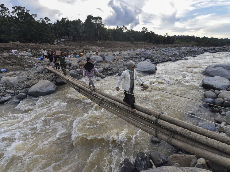Akses Terputus, Warga Andalkan Jembatan Darurat Pascabanjir di Salareh Aia