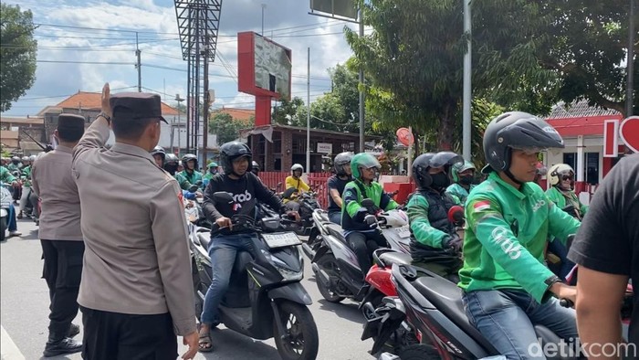 Aksi damai ojol (ojek online) di Kota Blitar