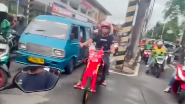 Aksi pengendara melaju lawan arah di Jalan Adhyaksa, Lebak Bulus, Jaksel viral di medsos. Polantas datangi lokasi karena aksi itu membahayakan dan bikin macet. (dok TMC Polda Metro)
