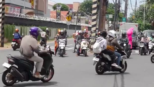 Aksi pengendara melaju lawan arah di Jalan Adhyaksa, Lebak Bulus, Jaksel viral di medsos. Polantas datangi lokasi karena aksi itu membahayakan dan bikin macet. (dok TMC Polda Metro)