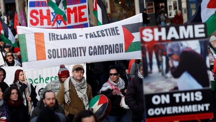 Actor Liam Cunningham leads demonstrators as they hold a banner in support of Palestinians during a march on the International Day of Solidarity, in Dublin, Ireland, November 29, 2025. REUTERS/Clodagh Kilcoyne