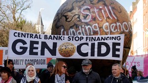 Aktor Liam Cunningham yang terkenal lewat perannya sebagai Ser Davos Seaworth dalam serial fantasi epik HBO, Game of Thrones, memimpin para demonstran sambil memegang spanduk dukungan bagi warga Palestina dalam pawai Hari Solidaritas Internasional di Dublin, Irlandia. Foto: REUTERS/Clodagh Kilcoyne