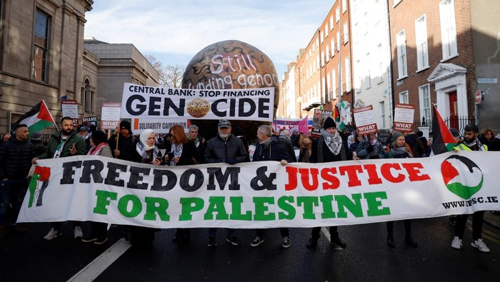 Actor Liam Cunningham leads demonstrators as they hold a banner in support of Palestinians during a march on the International Day of Solidarity, in Dublin, Ireland, November 29, 2025. REUTERS/Clodagh Kilcoyne