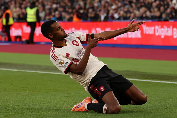 LONDON, ENGLAND - NOVEMBER 30: (THE SUN OUT, THE SUN ON SUNDAY OUT) Alexander Isak of Liverpool celebrates scoring his teams first goal during the Premier League match between West Ham United and Liverpool at London Stadium on November 30, 2025 in London, England. (Photo by Liverpool FC/Liverpool FC via Getty Images)