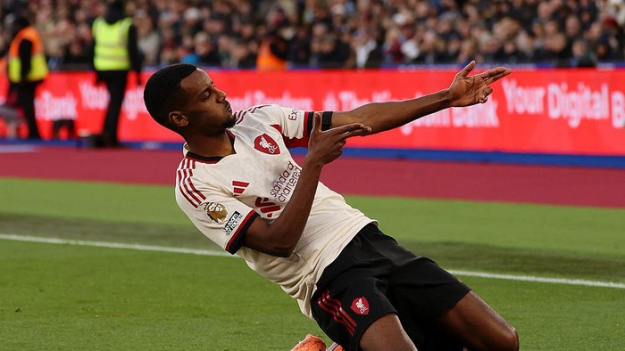 LONDON, ENGLAND - NOVEMBER 30: (THE SUN OUT, THE SUN ON SUNDAY OUT) Alexander Isak of Liverpool celebrates scoring his teams first goal during the Premier League match between West Ham United and Liverpool at London Stadium on November 30, 2025 in London, England. (Photo by Liverpool FC/Liverpool FC via Getty Images)