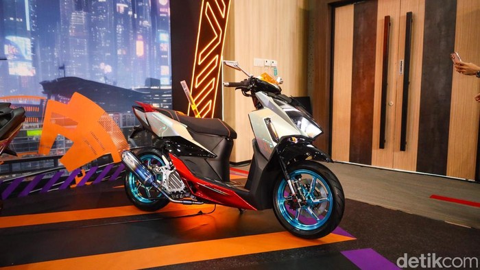All New Honda Vario 125 resmi meluncur di AHM Safety Riding and Training Center, Deltamas, Cikarang, Jawa Barat, Senin (1/12/2025). PT Astra Honda Motor (AHM) menghadirkan pembaruan menyeluruh pada skutik andalan mereka ini, sekaligus mengenalkan varian baru berkonsep street style yang tampil lebih agresif dan trendi.