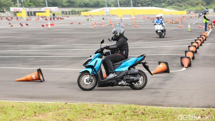 All New Honda Vario 125 resmi meluncur di AHM Safety Riding and Training Center, Deltamas, Cikarang, Jawa Barat, Senin (1/12/2025). PT Astra Honda Motor (AHM) menghadirkan pembaruan menyeluruh pada skutik andalan mereka ini, sekaligus mengenalkan varian baru berkonsep street style yang tampil lebih agresif dan trendi.