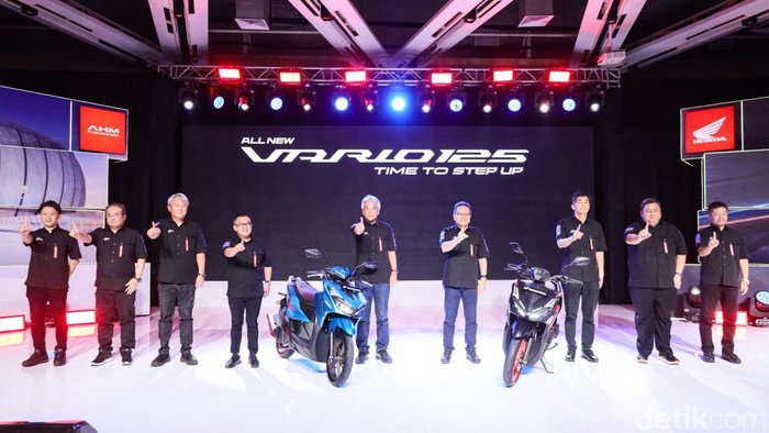 All New Honda Vario 125 resmi meluncur di AHM Safety Riding and Training Center, Deltamas, Cikarang, Jawa Barat, Senin (1/12/2025). PT Astra Honda Motor (AHM) menghadirkan pembaruan menyeluruh pada skutik andalan mereka ini, sekaligus mengenalkan varian baru berkonsep street style yang tampil lebih agresif dan trendi.