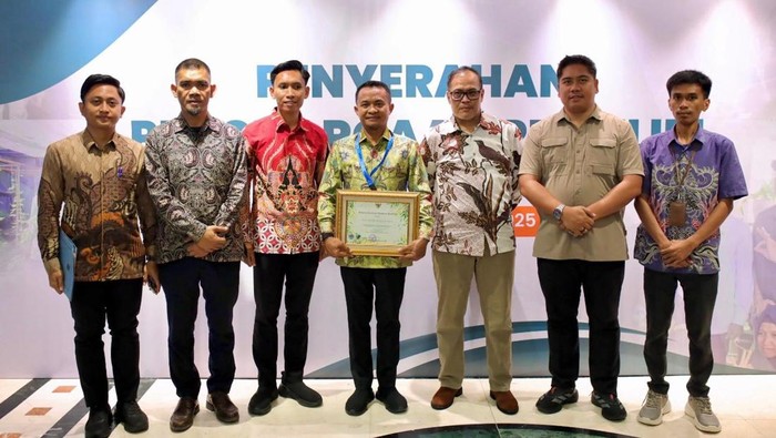 Bupati Bone Andi Asman Sulaiman usai menerima penghargaan sebagai pembina Proklim tahun 2025 dari KLHK.