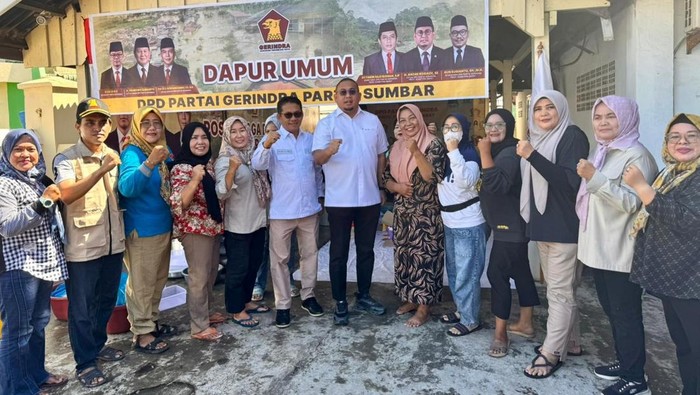 Ketua DPD Partai Gerindra Sumatera Barat (Sumbar) Andre Rosiade meninjau operasional dapur umum yang didirikan Gerindra untuk membantu warga terdampak banjir dan longsor di Sumbar.