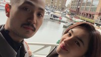 Angel Karamoy rupanya menyadari ada komentar nyinyiran dari netizen terhadap Gusti Ega. Ia cuma merespons tertawa saat mereka menilai Ega gak cinta karena ekspresi flat. (Foto: dok Instagram realangelkaramoy)