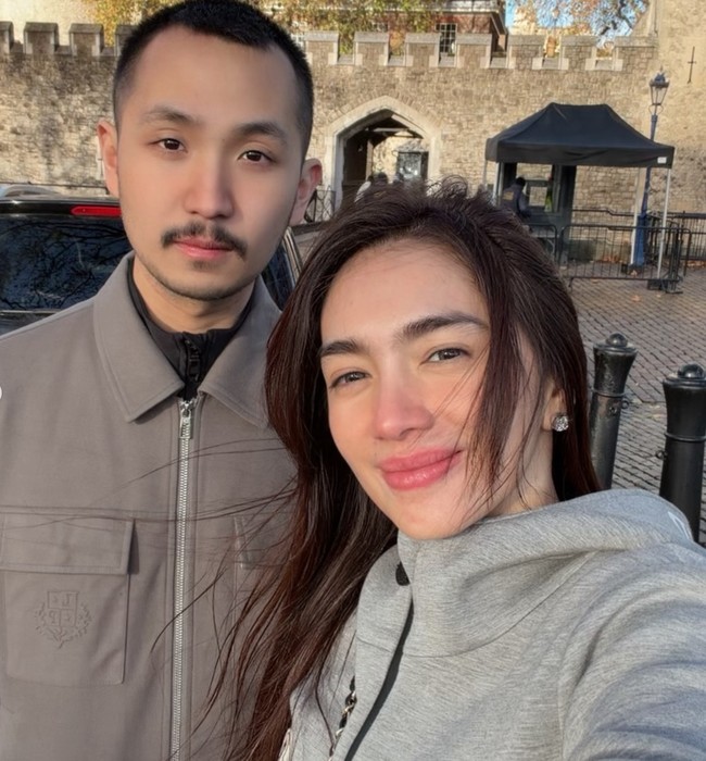 Angel dan Gusti Ega berkeliling mengunjungi berbagai tempat di London. Foto-foto romantis kebersamaan keduanya pun dibagikan ke akun Instagram. Foto: Instagram/@realangelkaramoy