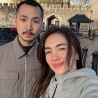 Angel dan Gusti Ega berkeliling mengunjungi berbagai tempat di London. Foto-foto romantis kebersamaan keduanya pun dibagikan ke akun Instagram. Foto: Instagram/@realangelkaramoy