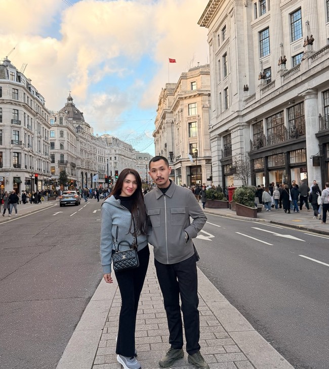 Tampil serasi, keduanya terlihat kompak kenakan busana senada. Seperti dalam foto yang satu ini, Angel dan Gusti tampil simpel dalam nuansa hitam dan abu-abu. Foto: Instagram/@realangelkaramoy