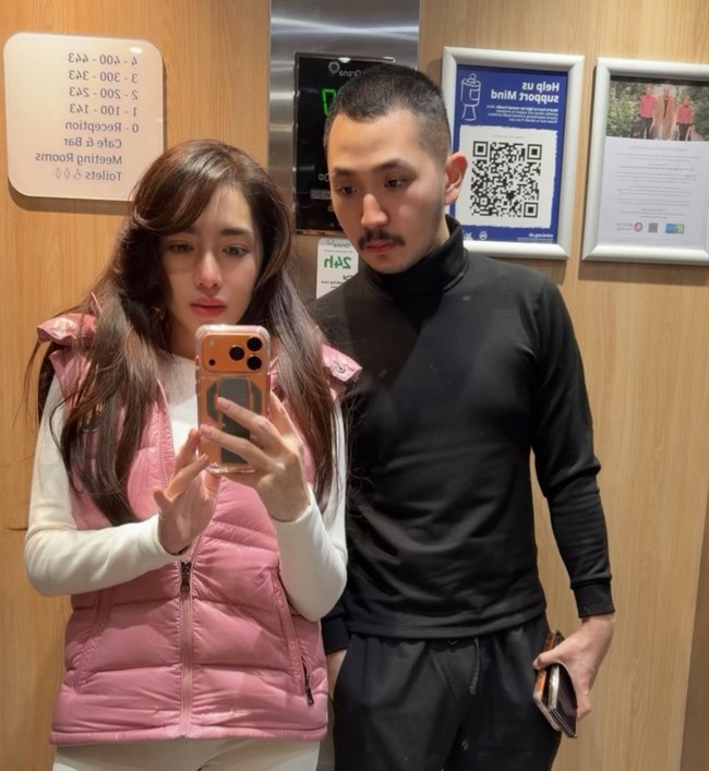 Meski tak pernah secara gamblang menyatakan bahwa keduanya berpacaran, namun hubungan spesial keduanya tampak jelas terlihat di unggahan-unggahan media sosialnya. Foto: Instagram/@realangelkaramoy