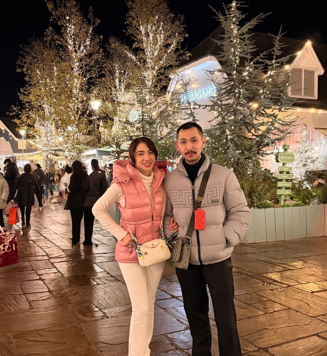 Makin nempel, keduanya juga terlihat semakin terbuka memamerkan kemesraan mereka. Seperti dalam foto, Angel tampak merangkul lengan Gusti. Foto: Instagram/@realangelkaramoy